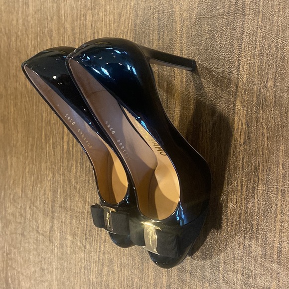 Salvatore Ferragamo black patent leather with classic ribbon bow! - Picture 3 of 3